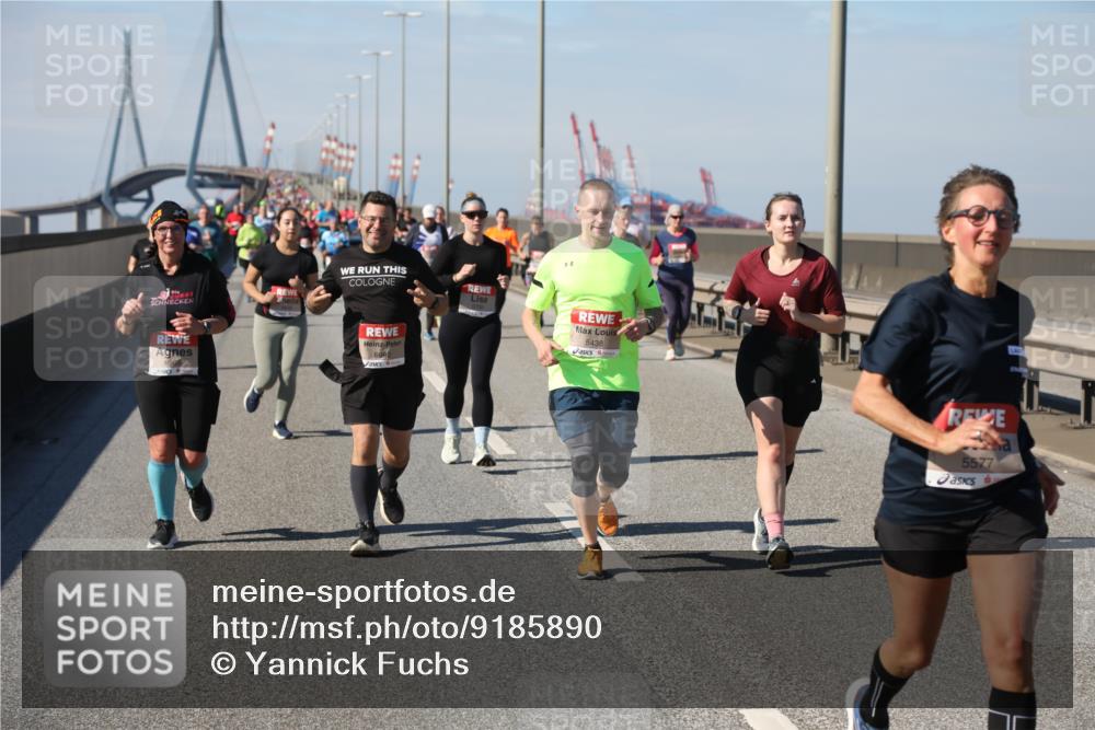 03.10.2025 - Köhlbrandbrückenlauf Yannick Fuchs http://msf.ph/oto/9185890 03.10.2025 12:05:03 Position 3 6692, 5438, 5577 meine-sportfotos.de