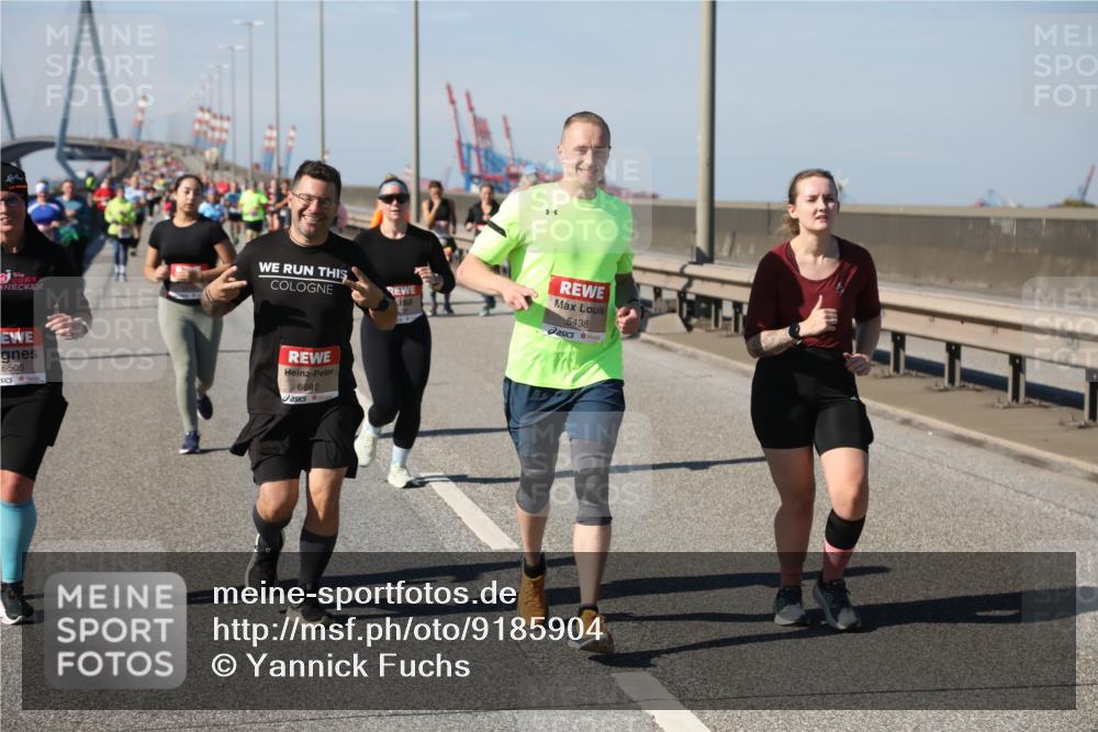 03.10.2025 - Köhlbrandbrückenlauf Yannick Fuchs http://msf.ph/oto/9185904 03.10.2025 12:05:04 Position 3 6505, 6692, 5438 meine-sportfotos.de