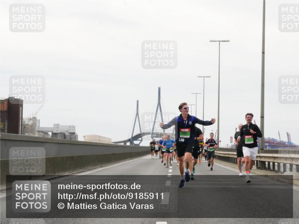 03.10.2025 - Köhlbrandbrückenlauf Matties Gatica Varas http://msf.ph/oto/9185911 03.10.2025 15:44:09 Position 3  meine-sportfotos.de