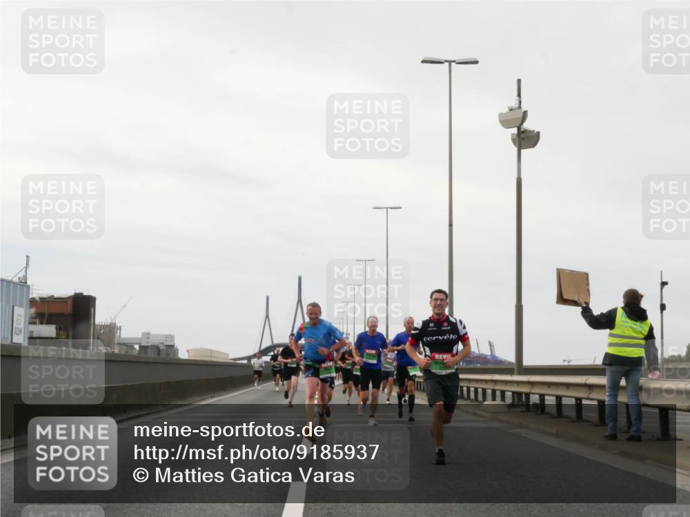 03.10.2025 - Köhlbrandbrückenlauf Matties Gatica Varas http://msf.ph/oto/9185937 03.10.2025 15:44:16 Position 3  meine-sportfotos.de