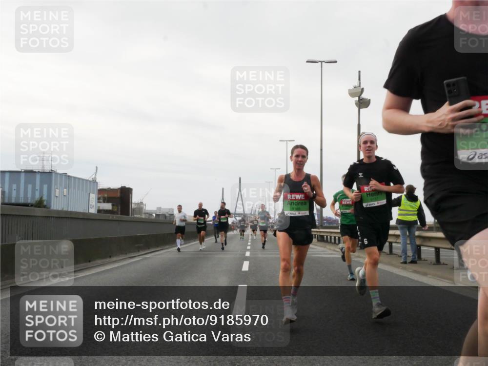 03.10.2025 - Köhlbrandbrückenlauf Matties Gatica Varas http://msf.ph/oto/9185970 03.10.2025 15:44:23 Position 3 9186, 9187 meine-sportfotos.de
