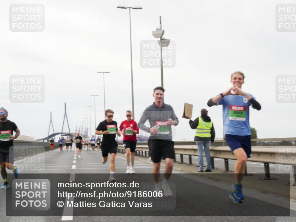 03.10.2025 - Köhlbrandbrückenlauf Matties Gatica Varas http://msf.ph/oto/9186006 03.10.2025 15:44:31 Position 3  meine-sportfotos.de