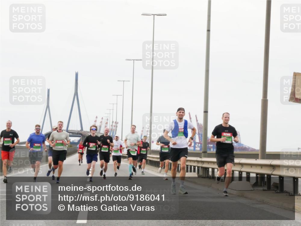 03.10.2025 - Köhlbrandbrückenlauf Matties Gatica Varas http://msf.ph/oto/9186041 03.10.2025 15:44:39 Position 3  meine-sportfotos.de