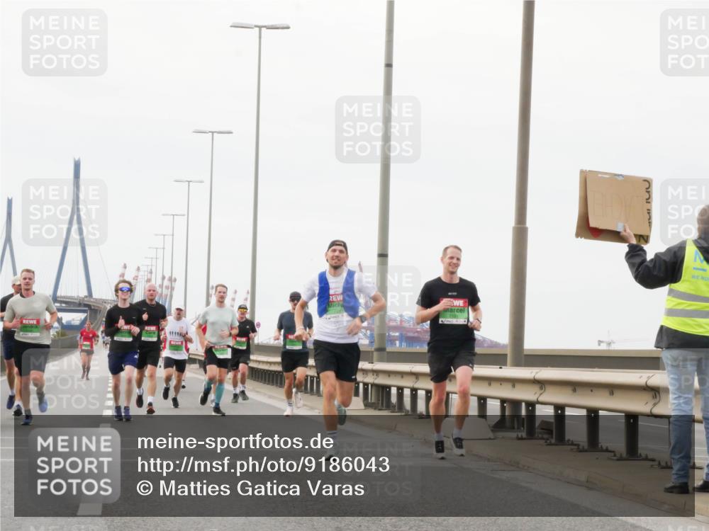 03.10.2025 - Köhlbrandbrückenlauf Matties Gatica Varas http://msf.ph/oto/9186043 03.10.2025 15:44:39 Position 3  meine-sportfotos.de