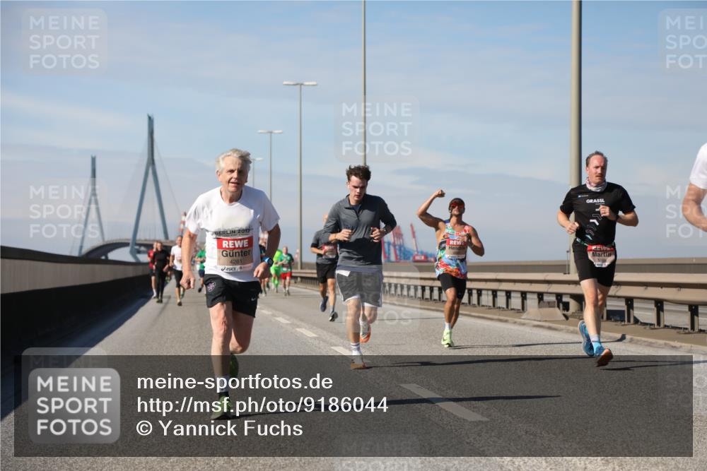 03.10.2025 - Köhlbrandbrückenlauf Yannick Fuchs http://msf.ph/oto/9186044 03.10.2025 11:44:04 Position 3 2012, 4261, 6060 meine-sportfotos.de