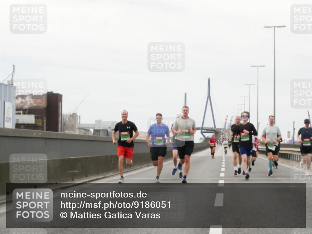 03.10.2025 - Köhlbrandbrückenlauf Matties Gatica Varas http://msf.ph/oto/9186051 03.10.2025 15:44:41 Position 3  meine-sportfotos.de