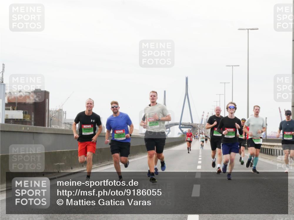 03.10.2025 - Köhlbrandbrückenlauf Matties Gatica Varas http://msf.ph/oto/9186055 03.10.2025 15:44:42 Position 3  meine-sportfotos.de