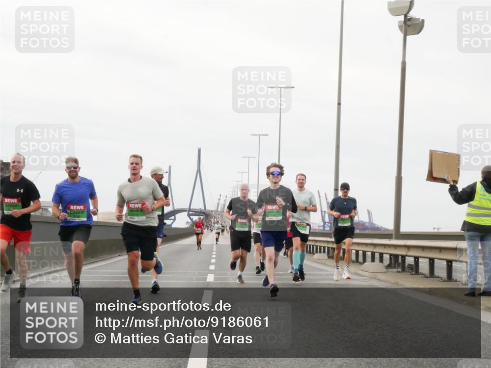 03.10.2025 - Köhlbrandbrückenlauf Matties Gatica Varas http://msf.ph/oto/9186061 03.10.2025 15:44:43 Position 3  meine-sportfotos.de