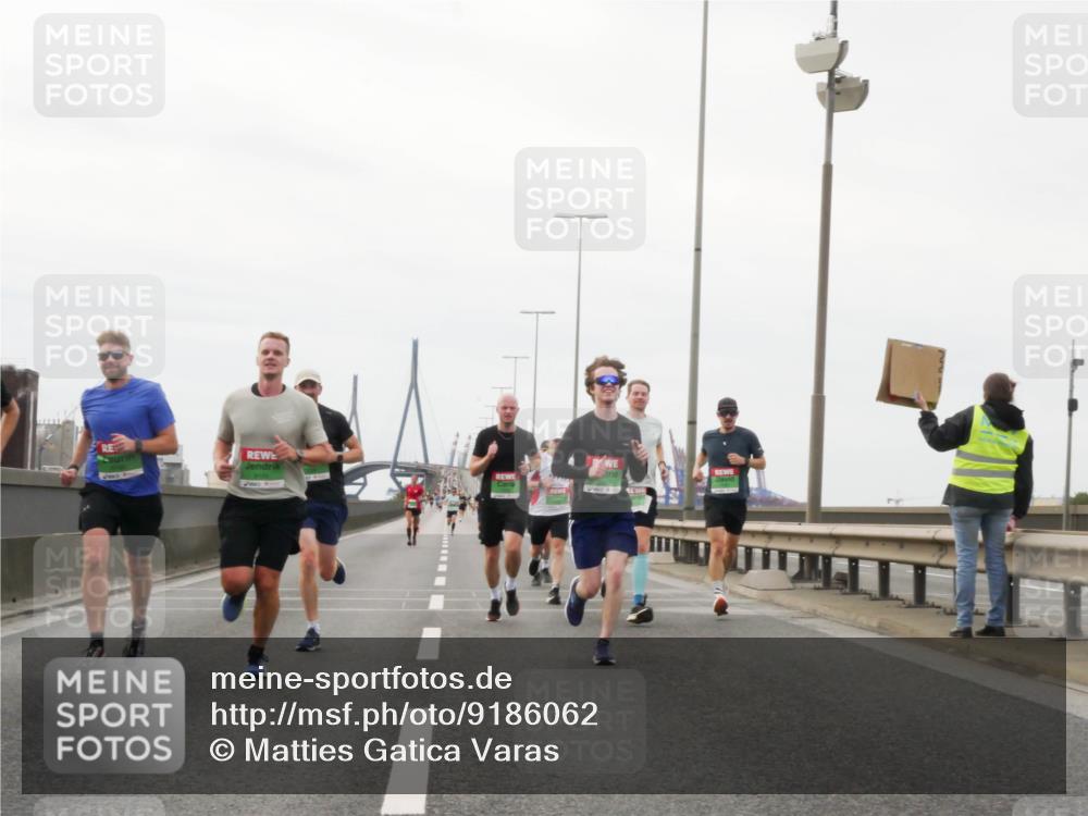 03.10.2025 - Köhlbrandbrückenlauf Matties Gatica Varas http://msf.ph/oto/9186062 03.10.2025 15:44:43 Position 3  meine-sportfotos.de