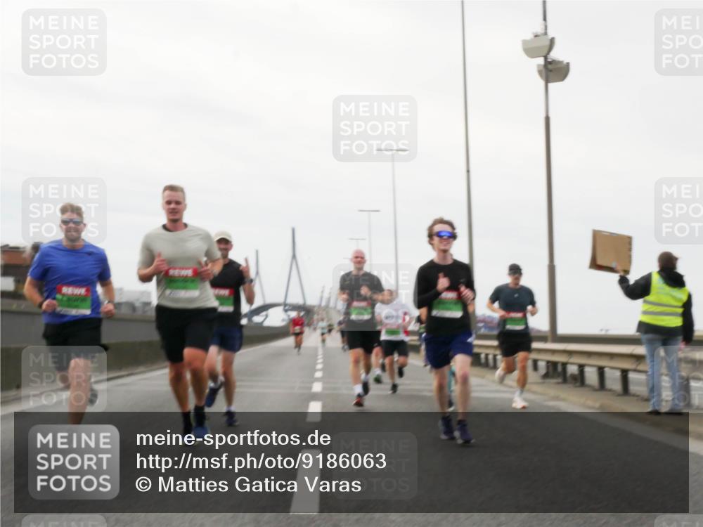 03.10.2025 - Köhlbrandbrückenlauf Matties Gatica Varas http://msf.ph/oto/9186063 03.10.2025 15:44:44 Position 3  meine-sportfotos.de