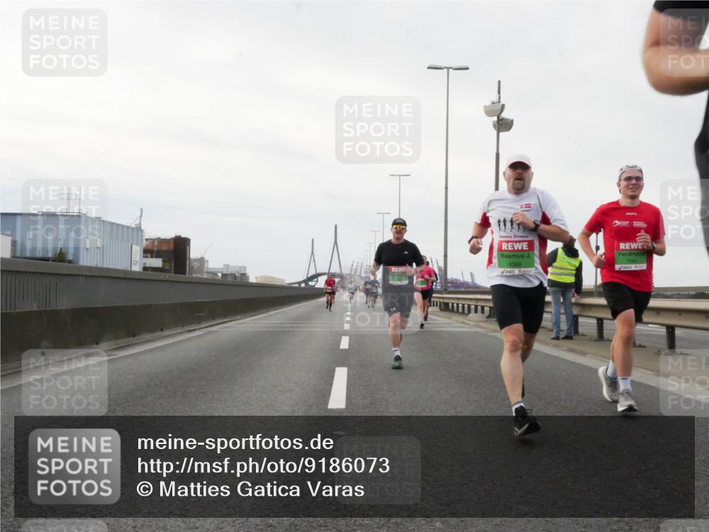 03.10.2025 - Köhlbrandbrückenlauf Matties Gatica Varas http://msf.ph/oto/9186073 03.10.2025 15:44:47 Position 3 9398, 3 meine-sportfotos.de