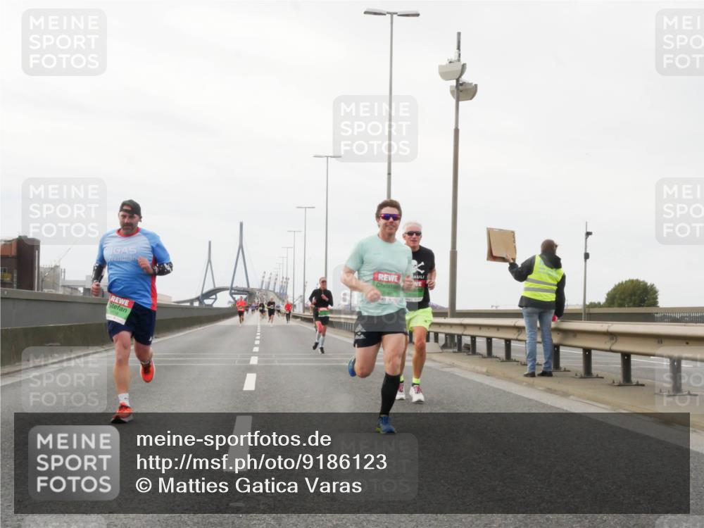 03.10.2025 - Köhlbrandbrückenlauf Matties Gatica Varas http://msf.ph/oto/9186123 03.10.2025 15:45:00 Position 3  meine-sportfotos.de