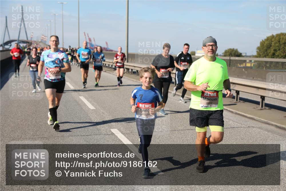 03.10.2025 - Köhlbrandbrückenlauf Yannick Fuchs http://msf.ph/oto/9186162 03.10.2025 12:05:23 Position 3 6668, 6669 meine-sportfotos.de