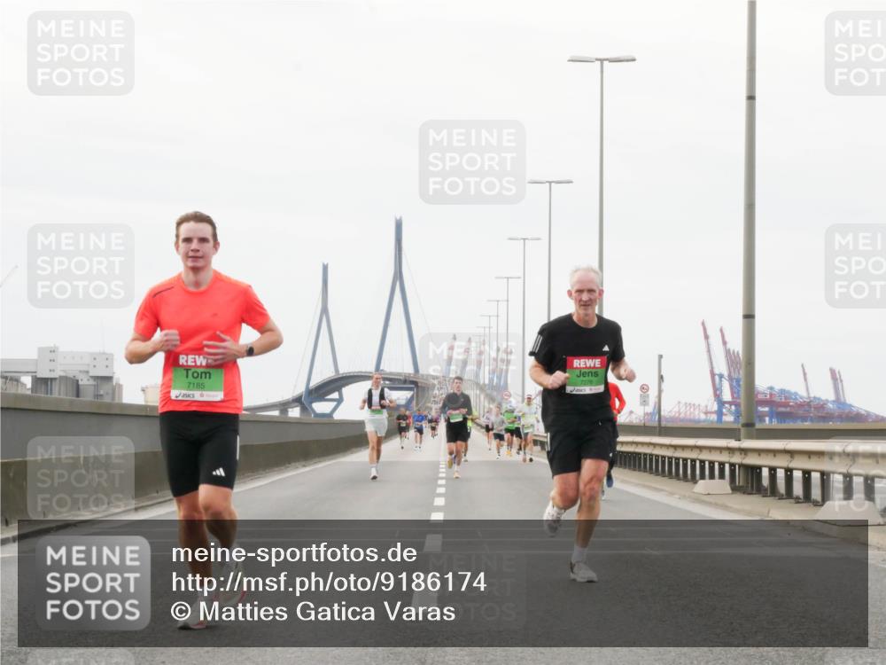 03.10.2025 - Köhlbrandbrückenlauf Matties Gatica Varas http://msf.ph/oto/9186174 03.10.2025 15:45:14 Position 3 7185, 7276 meine-sportfotos.de
