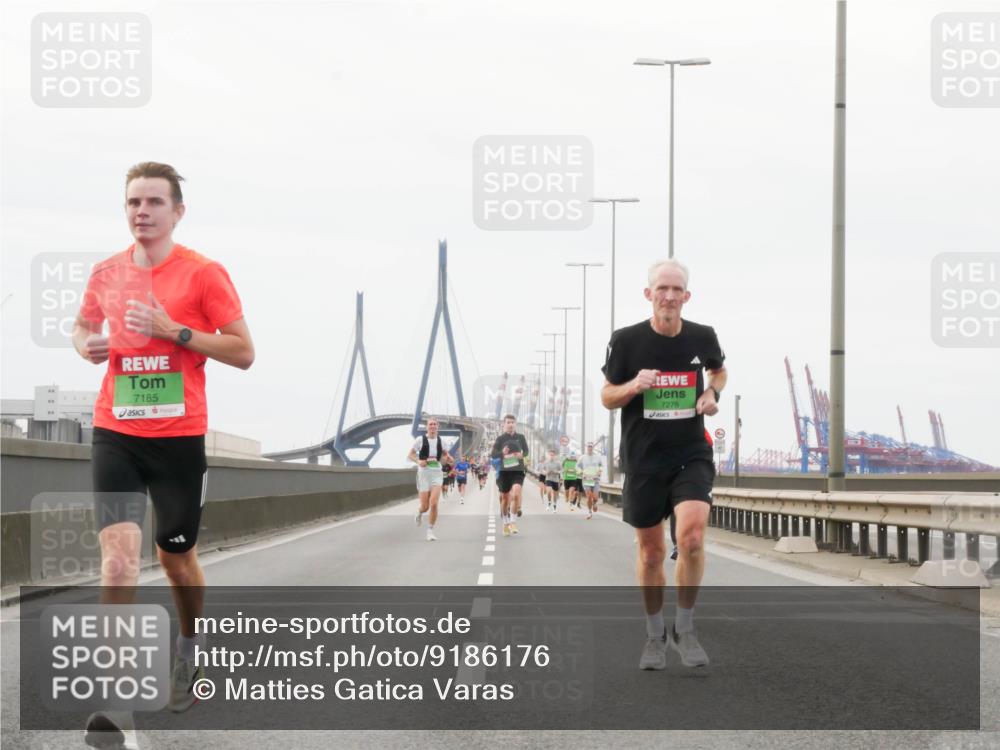 03.10.2025 - Köhlbrandbrückenlauf Matties Gatica Varas http://msf.ph/oto/9186176 03.10.2025 15:45:15 Position 3 7185, 7276 meine-sportfotos.de