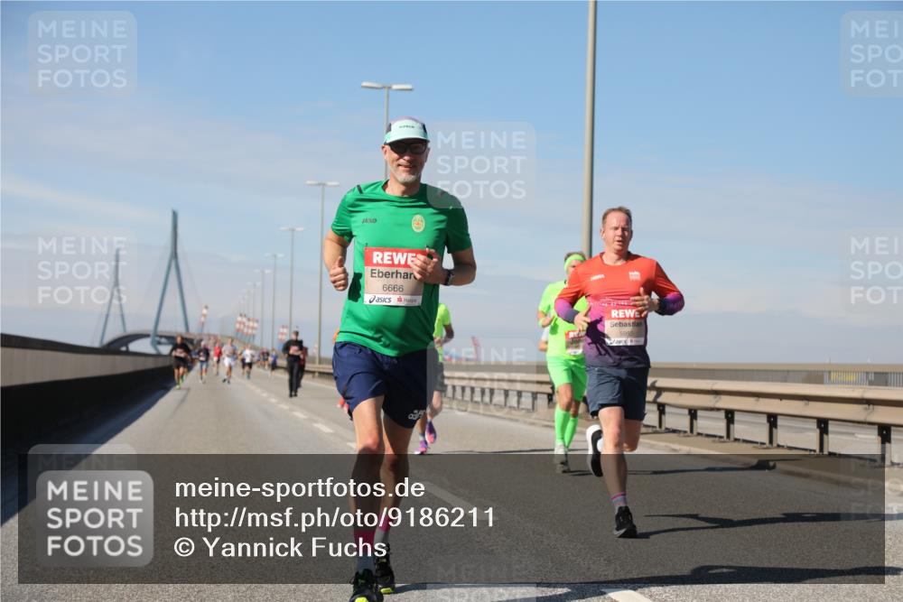 03.10.2025 - Köhlbrandbrückenlauf Yannick Fuchs http://msf.ph/oto/9186211 03.10.2025 11:44:17 Position 3 4, 6666, 5955 meine-sportfotos.de