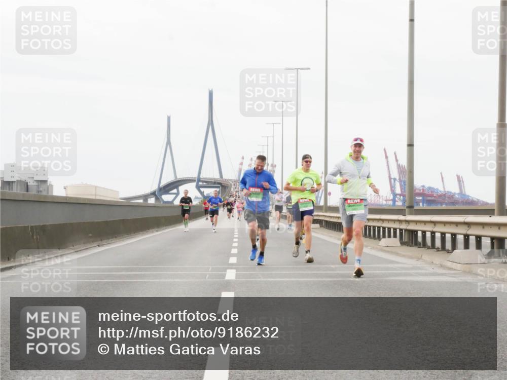 03.10.2025 - Köhlbrandbrückenlauf Matties Gatica Varas http://msf.ph/oto/9186232 03.10.2025 15:45:27 Position 3  meine-sportfotos.de