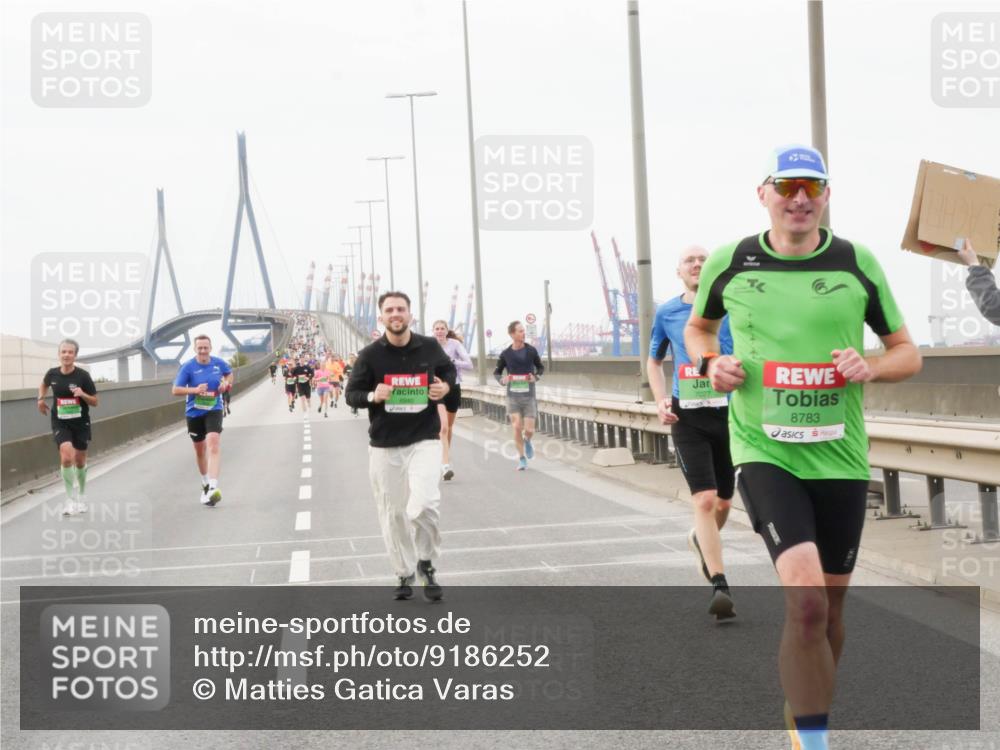 03.10.2025 - Köhlbrandbrückenlauf Matties Gatica Varas http://msf.ph/oto/9186252 03.10.2025 15:45:36 Position 3 8940, 7027, 8783 meine-sportfotos.de