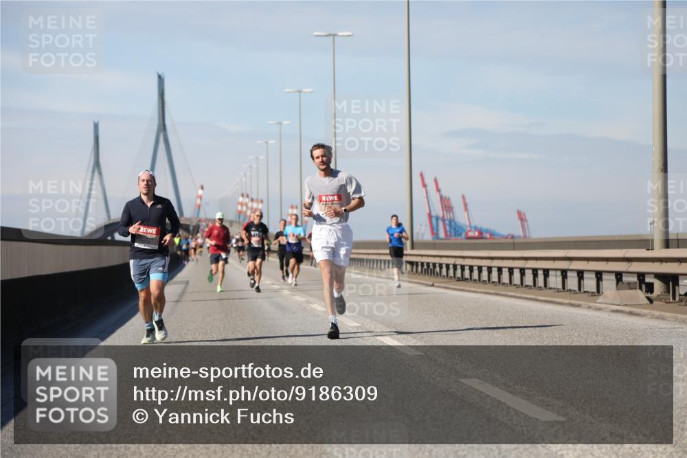 03.10.2025 - Köhlbrandbrückenlauf Yannick Fuchs http://msf.ph/oto/9186309 03.10.2025 11:44:31 Position 3  meine-sportfotos.de