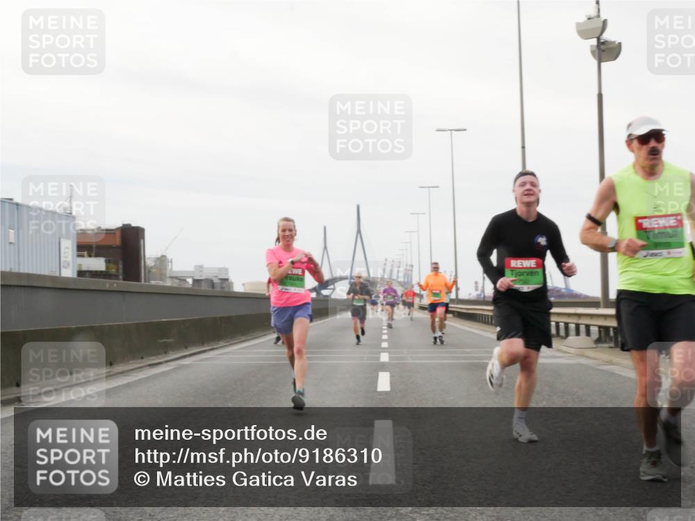 03.10.2025 - Köhlbrandbrückenlauf Matties Gatica Varas http://msf.ph/oto/9186310 03.10.2025 15:45:55 Position 3 9713 meine-sportfotos.de