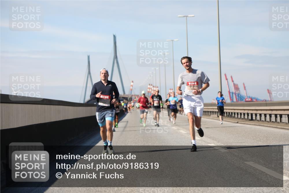 03.10.2025 - Köhlbrandbrückenlauf Yannick Fuchs http://msf.ph/oto/9186319 03.10.2025 11:44:31 Position 3  meine-sportfotos.de