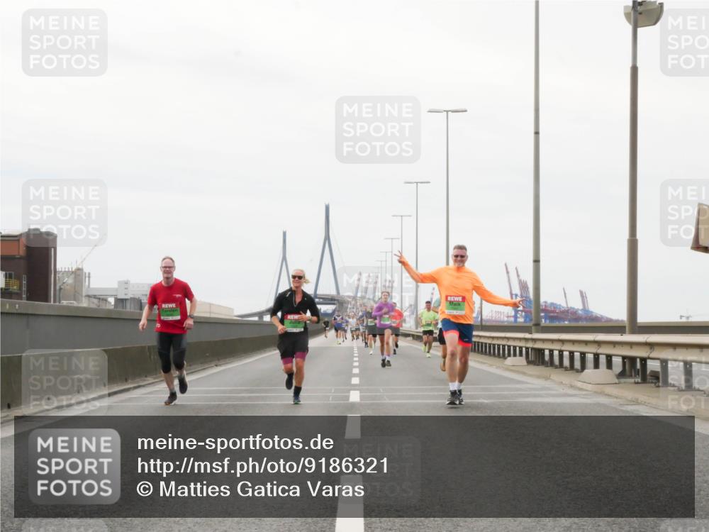 03.10.2025 - Köhlbrandbrückenlauf Matties Gatica Varas http://msf.ph/oto/9186321 03.10.2025 15:45:58 Position 3  meine-sportfotos.de