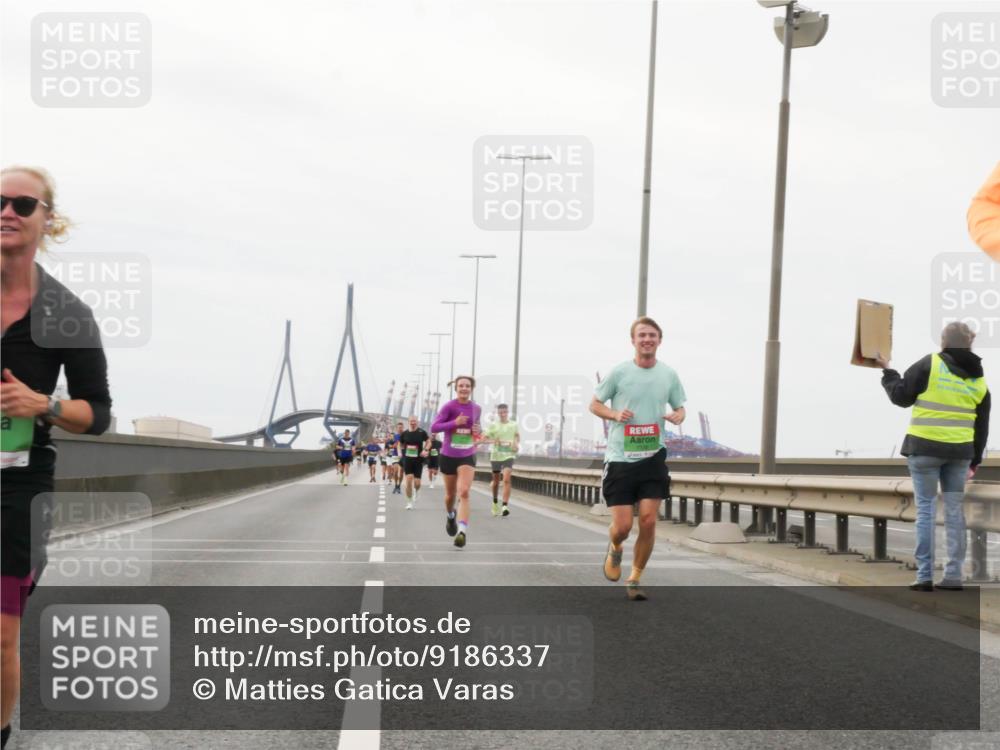 03.10.2025 - Köhlbrandbrückenlauf Matties Gatica Varas http://msf.ph/oto/9186337 03.10.2025 15:46:01 Position 3  meine-sportfotos.de