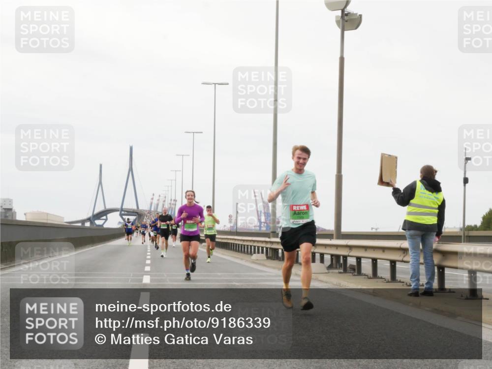 03.10.2025 - Köhlbrandbrückenlauf Matties Gatica Varas http://msf.ph/oto/9186339 03.10.2025 15:46:01 Position 3  meine-sportfotos.de