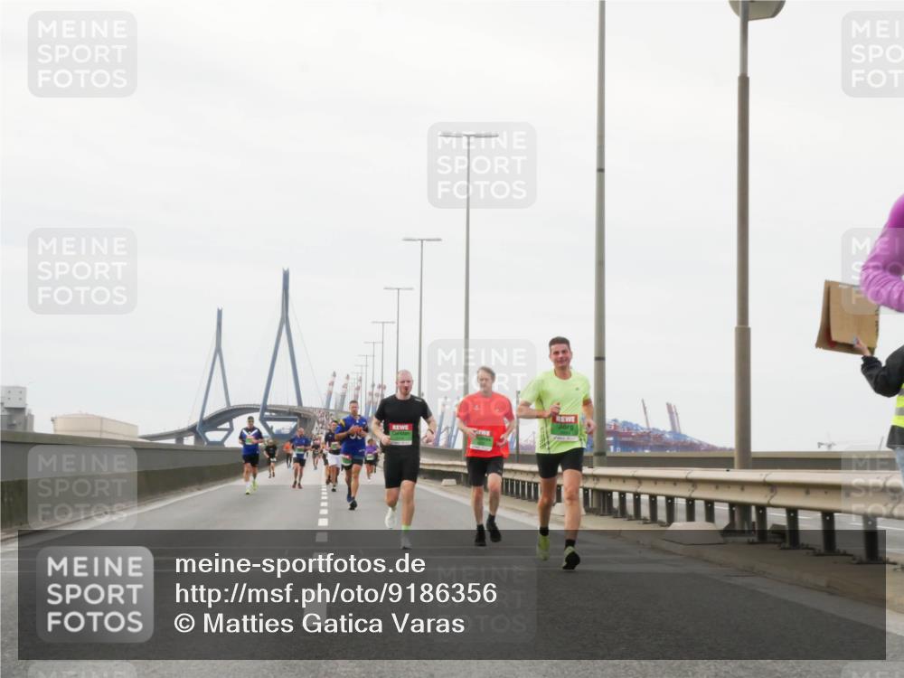 03.10.2025 - Köhlbrandbrückenlauf Matties Gatica Varas http://msf.ph/oto/9186356 03.10.2025 15:46:05 Position 3  meine-sportfotos.de