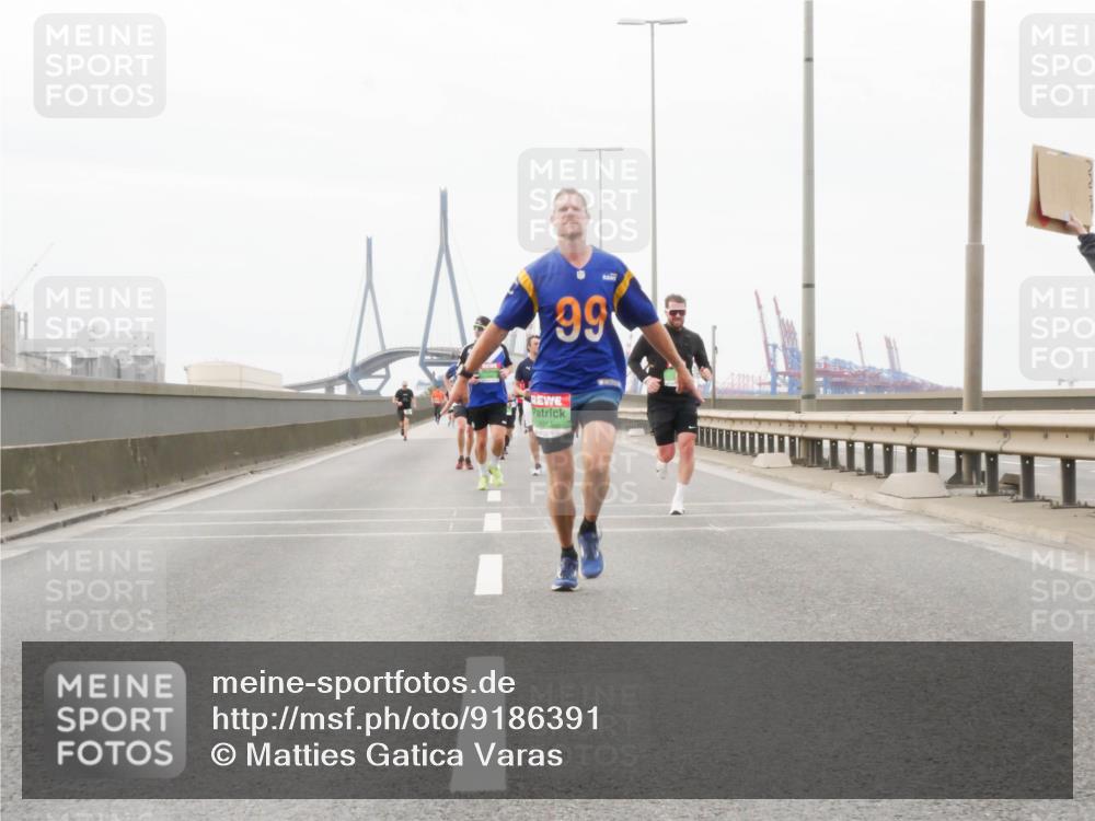 03.10.2025 - Köhlbrandbrückenlauf Matties Gatica Varas http://msf.ph/oto/9186391 03.10.2025 15:46:13 Position 3 99, 8811 meine-sportfotos.de