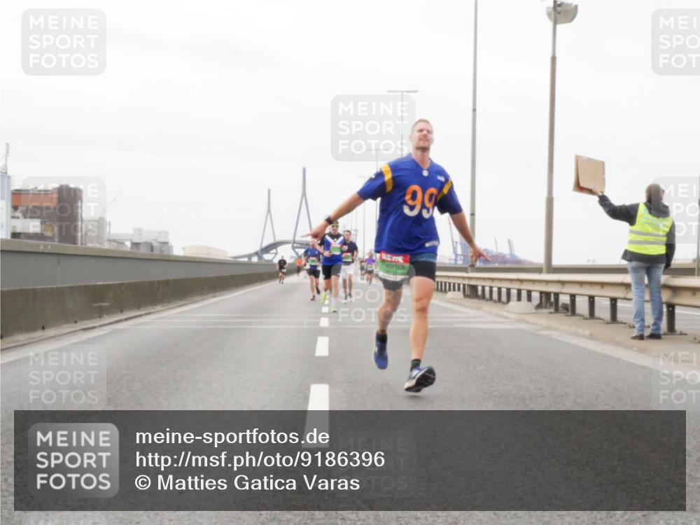 03.10.2025 - Köhlbrandbrückenlauf Matties Gatica Varas http://msf.ph/oto/9186396 03.10.2025 15:46:14 Position 3 99 meine-sportfotos.de