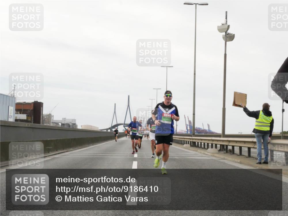 03.10.2025 - Köhlbrandbrückenlauf Matties Gatica Varas http://msf.ph/oto/9186410 03.10.2025 15:46:17 Position 3  meine-sportfotos.de