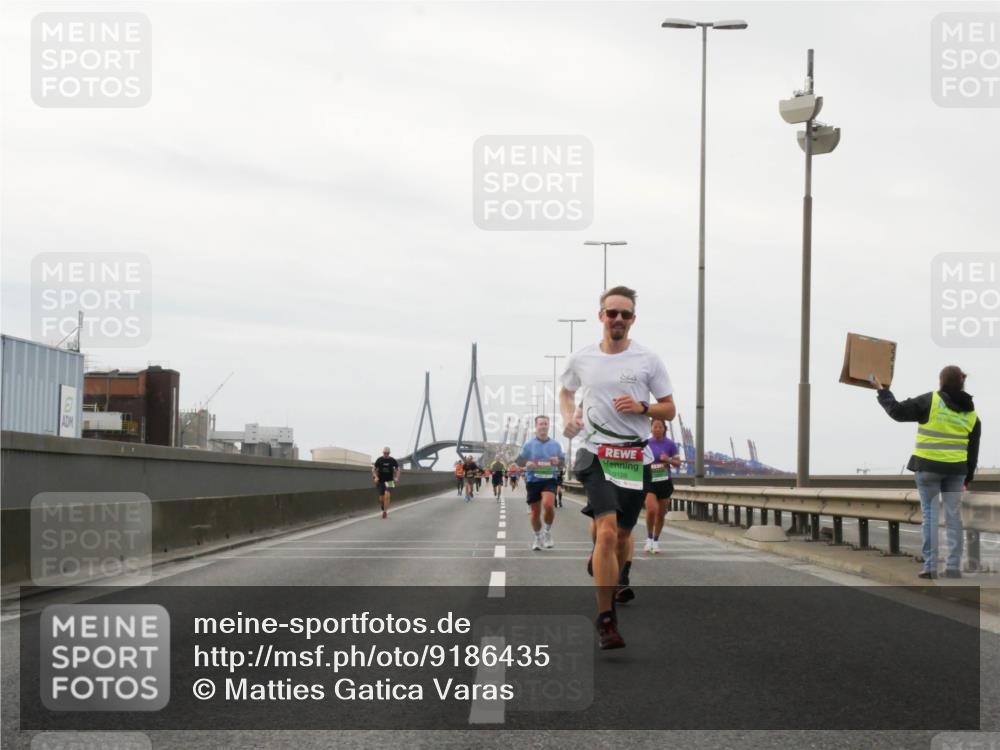 03.10.2025 - Köhlbrandbrückenlauf Matties Gatica Varas http://msf.ph/oto/9186435 03.10.2025 15:46:23 Position 3 9129 meine-sportfotos.de