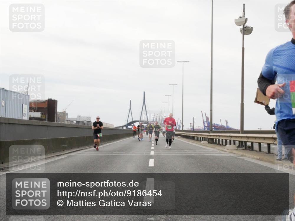 03.10.2025 - Köhlbrandbrückenlauf Matties Gatica Varas http://msf.ph/oto/9186454 03.10.2025 15:46:28 Position 3  meine-sportfotos.de