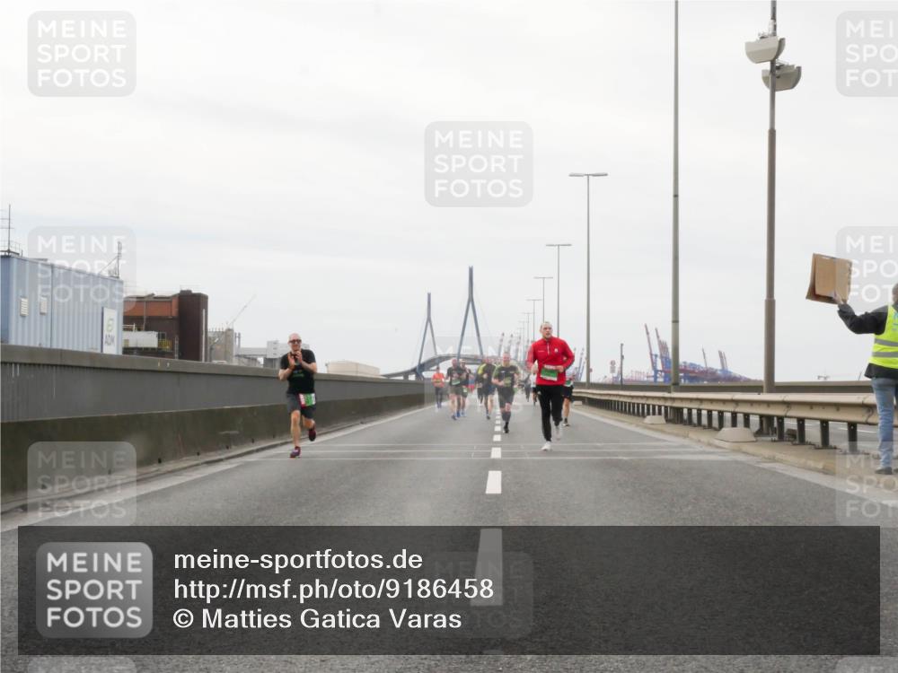 03.10.2025 - Köhlbrandbrückenlauf Matties Gatica Varas http://msf.ph/oto/9186458 03.10.2025 15:46:28 Position 3  meine-sportfotos.de