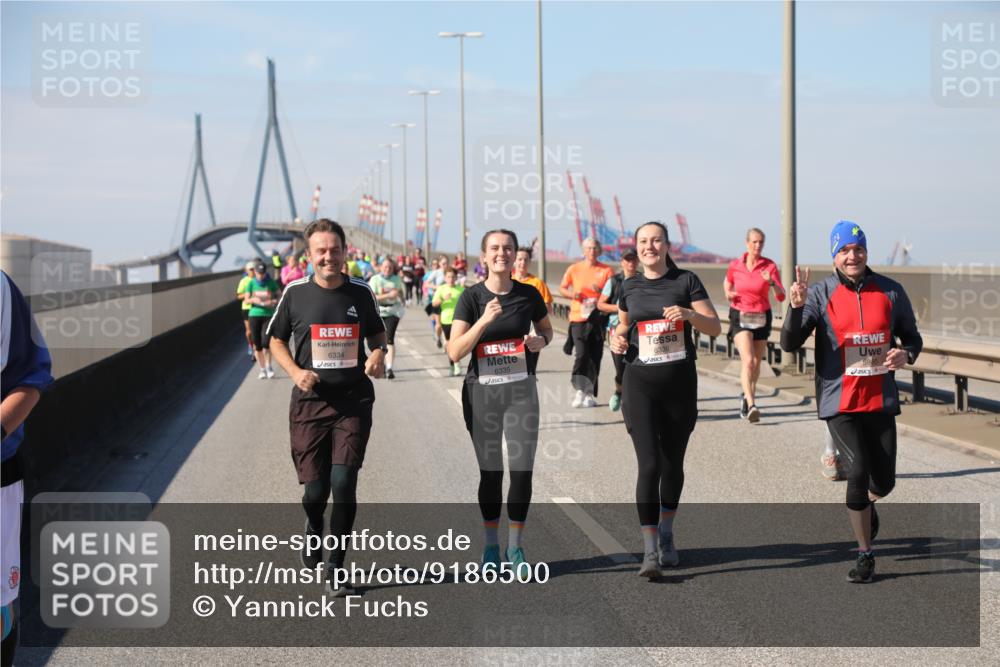 03.10.2025 - Köhlbrandbrückenlauf Yannick Fuchs http://msf.ph/oto/9186500 03.10.2025 12:05:42 Position 3 6334, 6335, 6336 meine-sportfotos.de