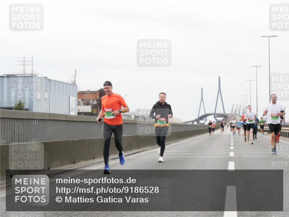 03.10.2025 - Köhlbrandbrückenlauf Matties Gatica Varas http://msf.ph/oto/9186528 03.10.2025 15:46:43 Position 3  meine-sportfotos.de