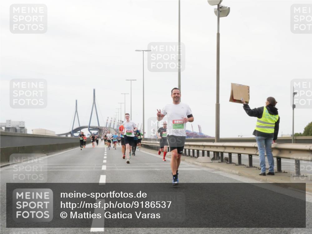 03.10.2025 - Köhlbrandbrückenlauf Matties Gatica Varas http://msf.ph/oto/9186537 03.10.2025 15:46:45 Position 3  meine-sportfotos.de
