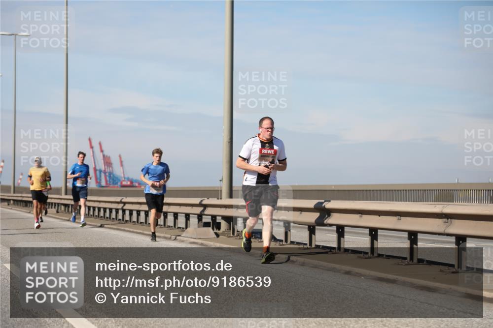 03.10.2025 - Köhlbrandbrückenlauf Yannick Fuchs http://msf.ph/oto/9186539 03.10.2025 11:44:53 Position 3  meine-sportfotos.de