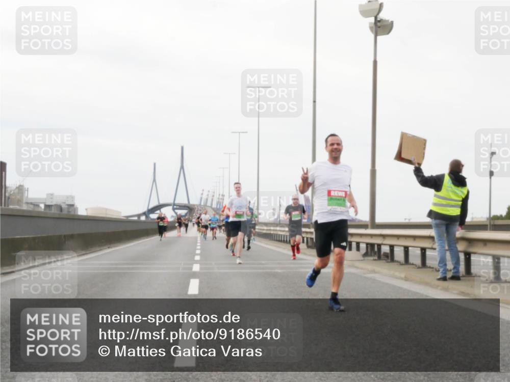 03.10.2025 - Köhlbrandbrückenlauf Matties Gatica Varas http://msf.ph/oto/9186540 03.10.2025 15:46:46 Position 3  meine-sportfotos.de