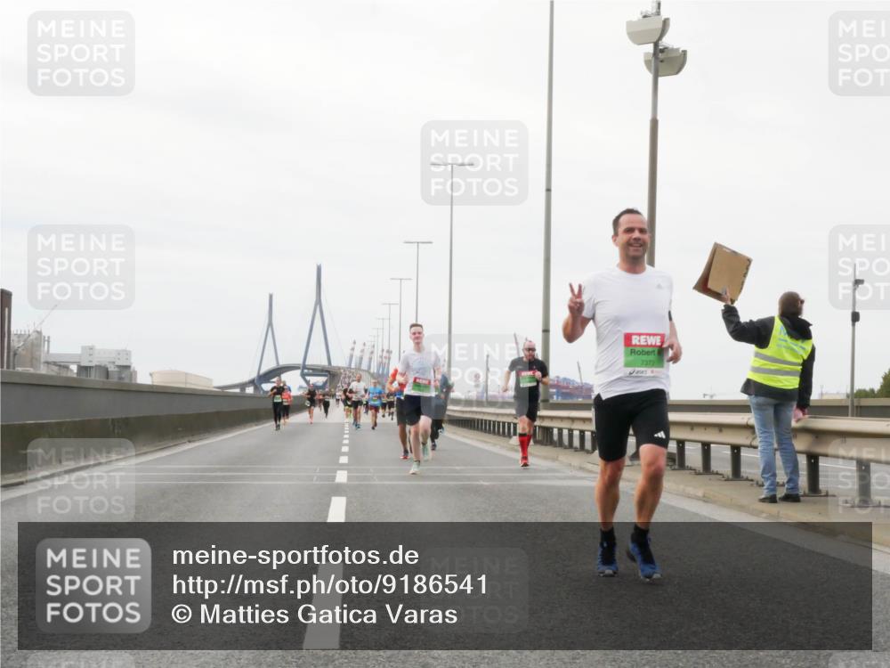 03.10.2025 - Köhlbrandbrückenlauf Matties Gatica Varas http://msf.ph/oto/9186541 03.10.2025 15:46:46 Position 3 7372 meine-sportfotos.de