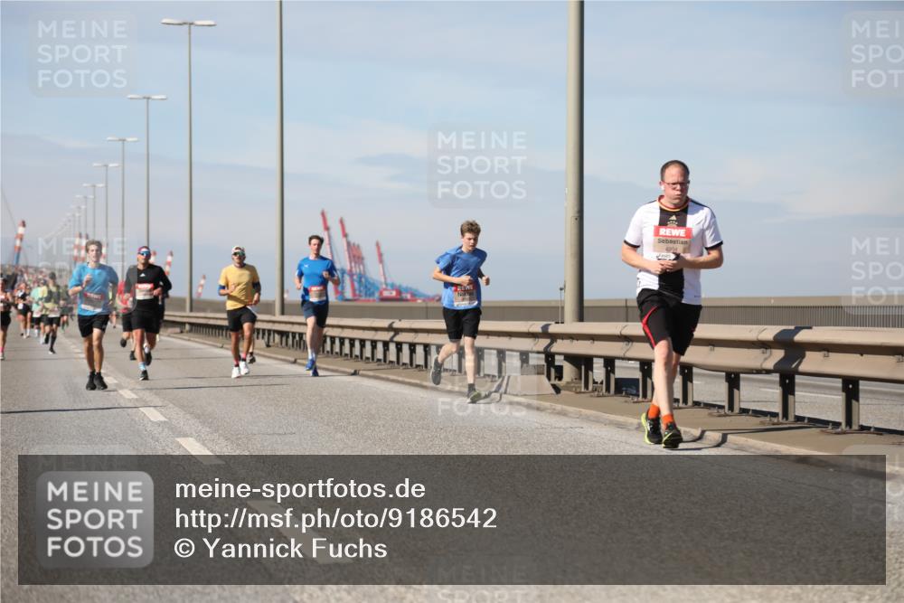 03.10.2025 - Köhlbrandbrückenlauf Yannick Fuchs http://msf.ph/oto/9186542 03.10.2025 11:44:53 Position 3 4304 meine-sportfotos.de