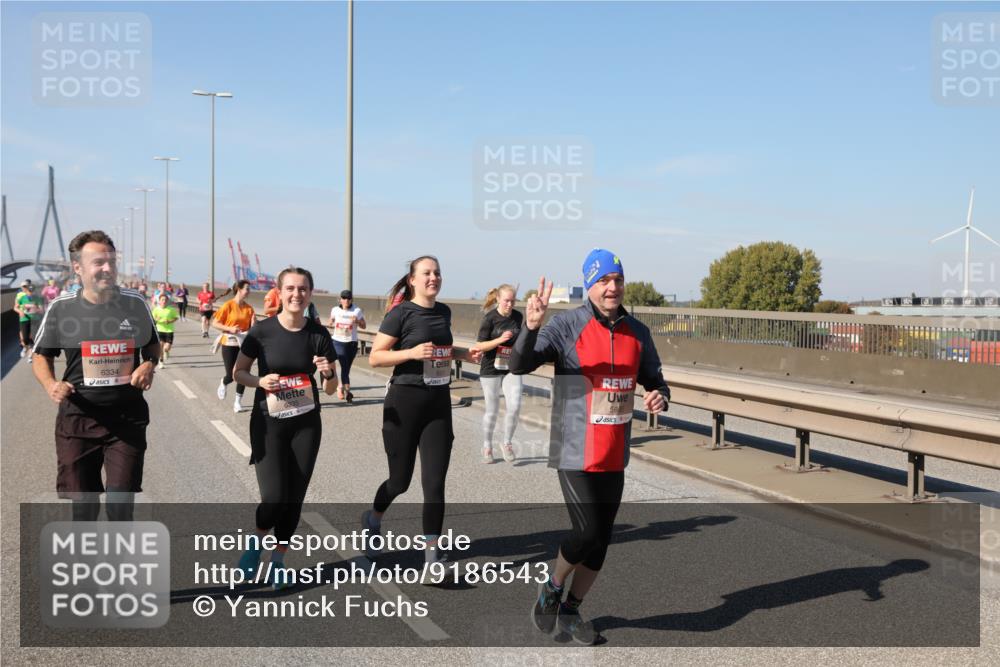 03.10.2025 - Köhlbrandbrückenlauf Yannick Fuchs http://msf.ph/oto/9186543 03.10.2025 12:05:44 Position 3 6334, 5335, 598 meine-sportfotos.de