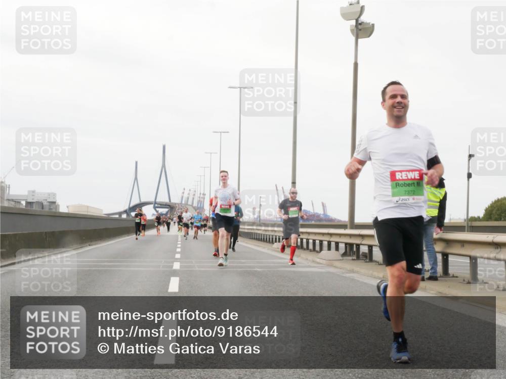 03.10.2025 - Köhlbrandbrückenlauf Matties Gatica Varas http://msf.ph/oto/9186544 03.10.2025 15:46:47 Position 3 7372 meine-sportfotos.de