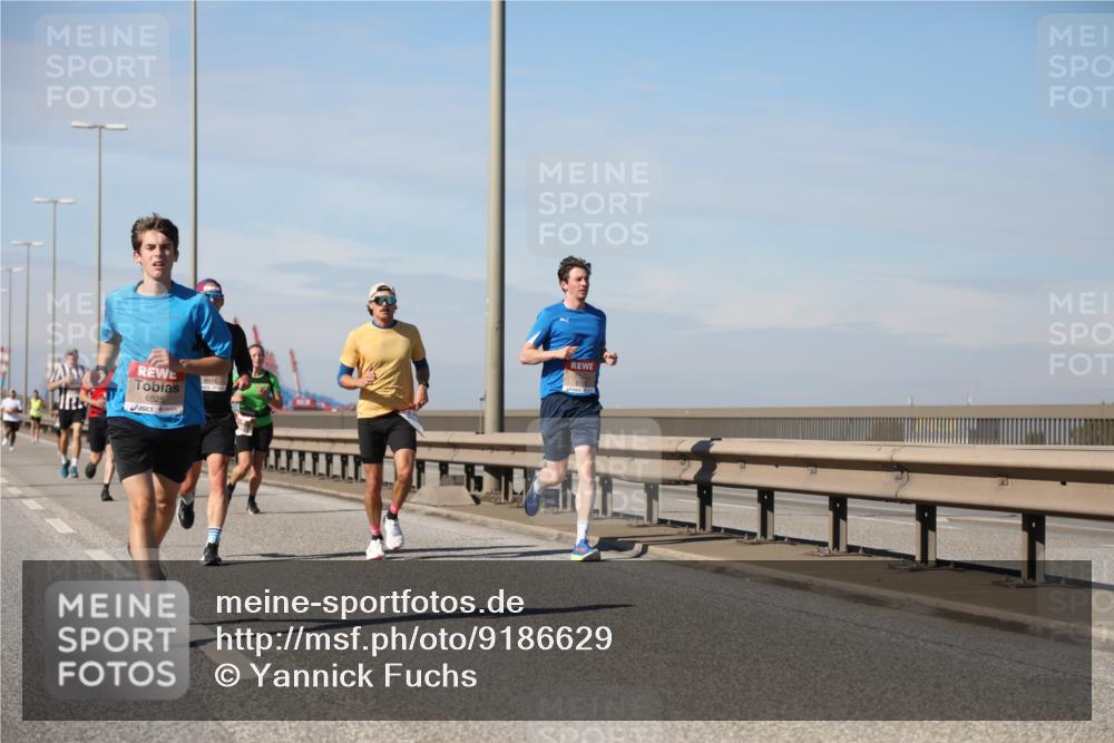 03.10.2025 - Köhlbrandbrückenlauf Yannick Fuchs http://msf.ph/oto/9186629 03.10.2025 11:44:58 Position 3 6525, 6614 meine-sportfotos.de