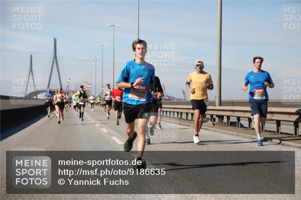 03.10.2025 - Köhlbrandbrückenlauf Yannick Fuchs http://msf.ph/oto/9186635 03.10.2025 11:44:59 Position 3 6525, 6775 meine-sportfotos.de