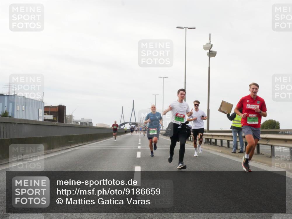 03.10.2025 - Köhlbrandbrückenlauf Matties Gatica Varas http://msf.ph/oto/9186659 03.10.2025 15:47:13 Position 3 96 meine-sportfotos.de