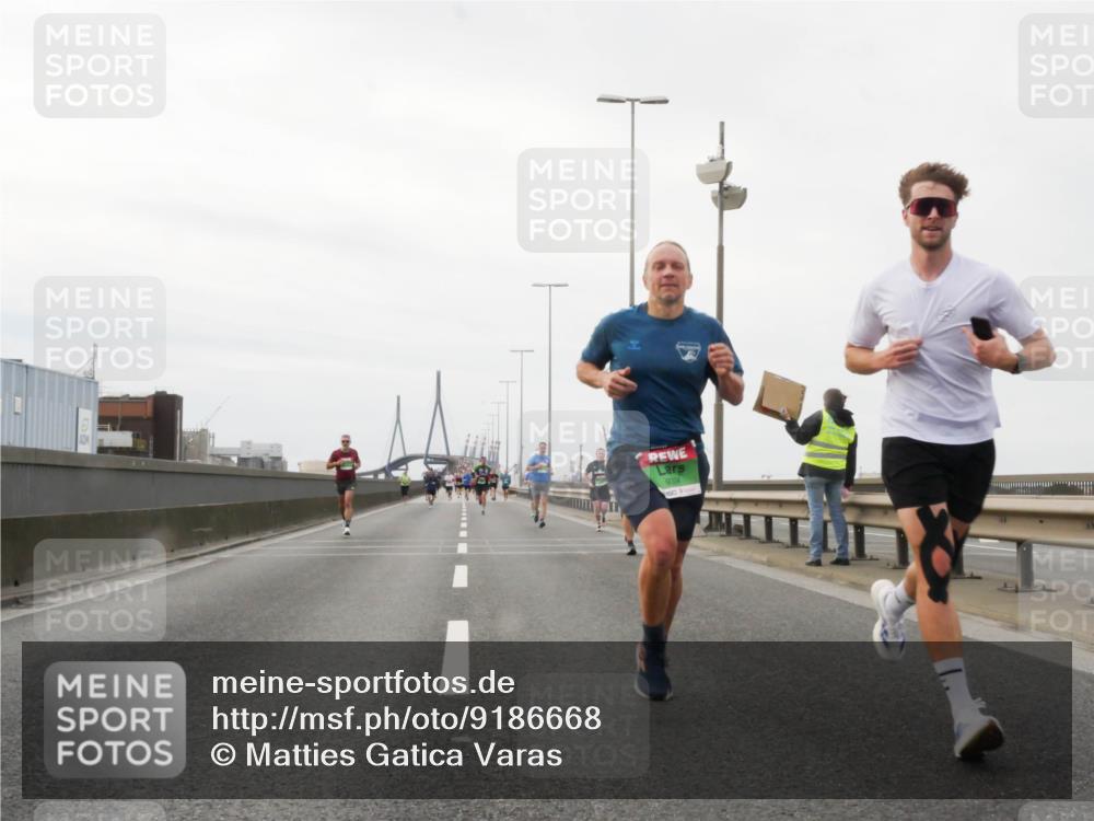 03.10.2025 - Köhlbrandbrückenlauf Matties Gatica Varas http://msf.ph/oto/9186668 03.10.2025 15:47:15 Position 3 9324 meine-sportfotos.de