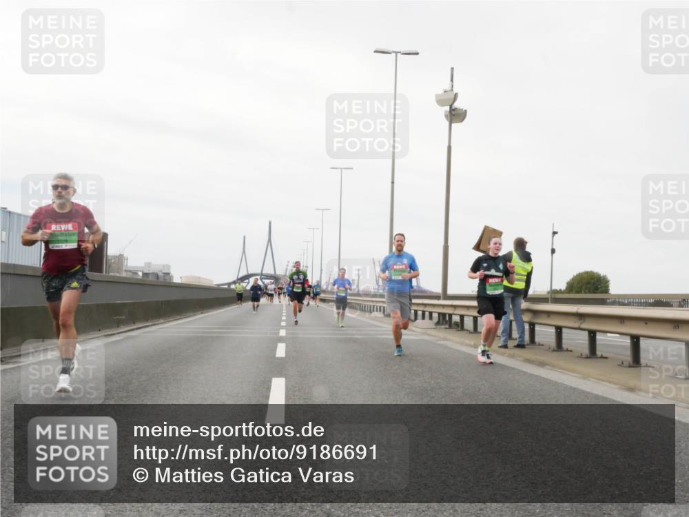 03.10.2025 - Köhlbrandbrückenlauf Matties Gatica Varas http://msf.ph/oto/9186691 03.10.2025 15:47:20 Position 3  meine-sportfotos.de