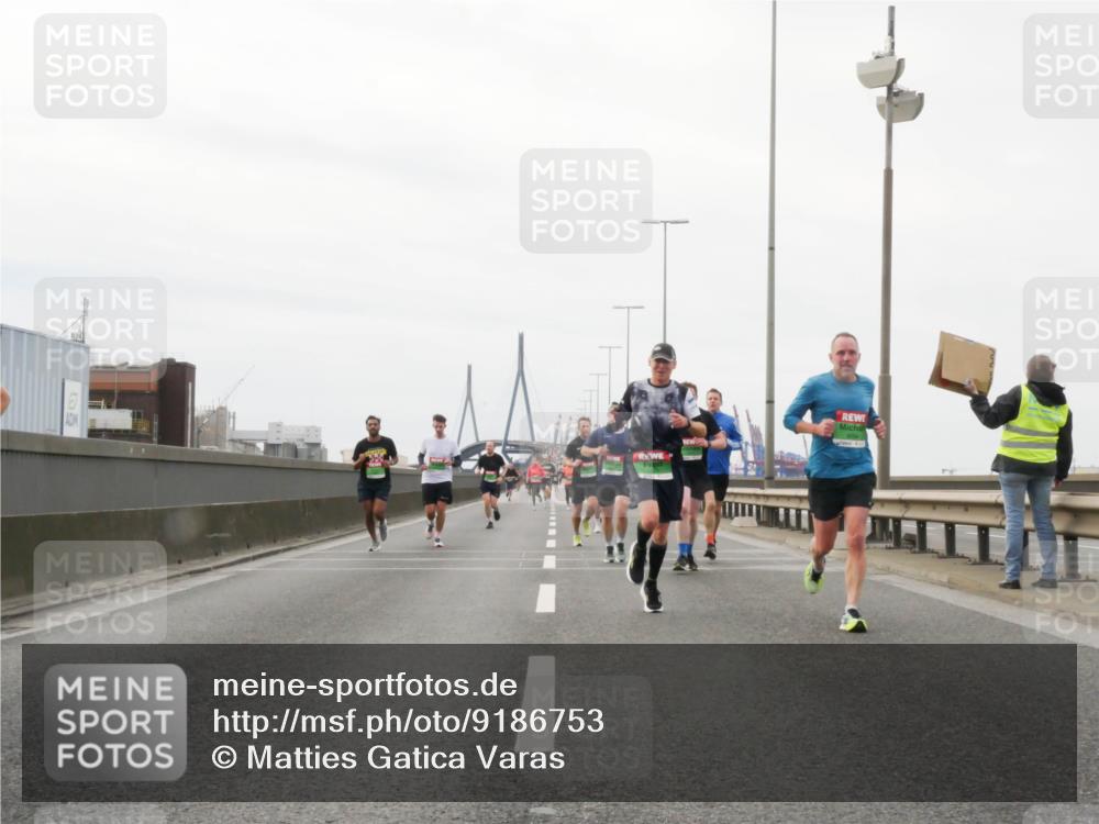 03.10.2025 - Köhlbrandbrückenlauf Matties Gatica Varas http://msf.ph/oto/9186753 03.10.2025 15:47:34 Position 3  meine-sportfotos.de